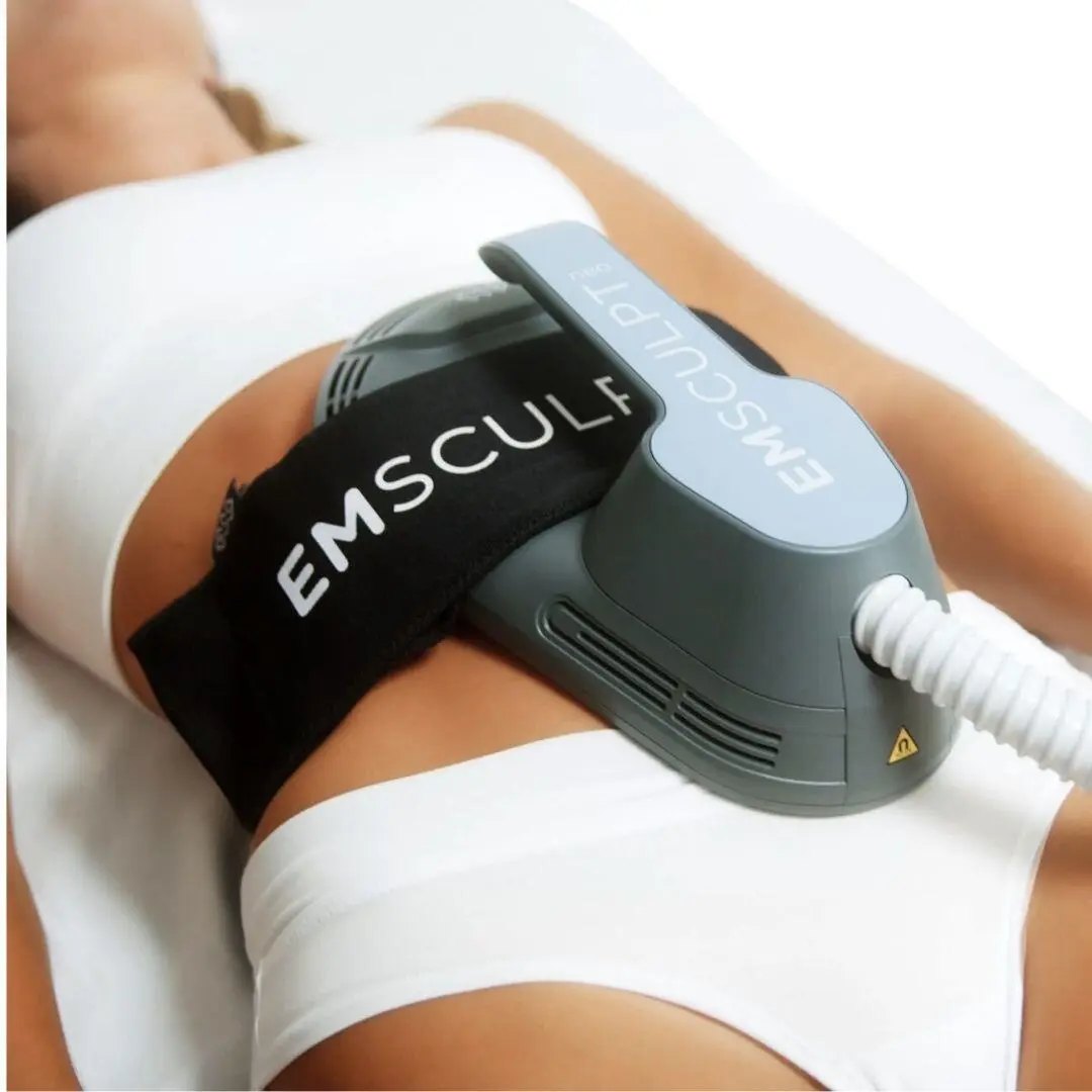 Aplicador do EMSCULPT NEO fixado sobre o abdômen